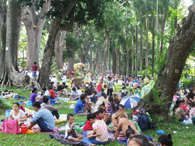 “Biển người” đông như nêm trong các khu vui chơi ở Sài Gòn