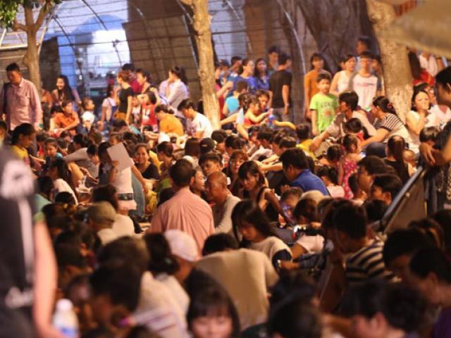 Người dân SG chen nhau chọn chỗ đẹp xem pháo hoa mừng Quốc khánh