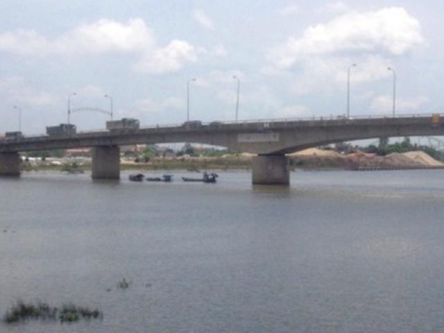1 cán bộ dự án tỉnh Ninh Bình bỏ ô tô nhảy sông tự tử
