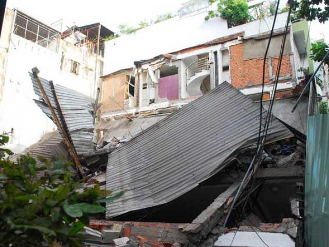 Nhà 3 tầng bất ngờ đổ sập, đè nát nhà hàng xóm trong đêm