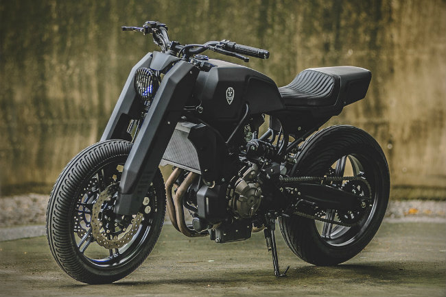 Phiên bản “con quái vật” này được chế tác dựa trên xe mẫu Yamaha MT-07 và đặt biệt danh là “Onyx Blade” – một vũ khí trong bộ phim kinh dị Dark Souls &#40;Những linh hồn bóng đêm&#41;. Không hổ thẹn với biệt danh đó, nhìn từ phía trước tới phía sau đều rất đáng sợ với những ai yếu bóng vía.