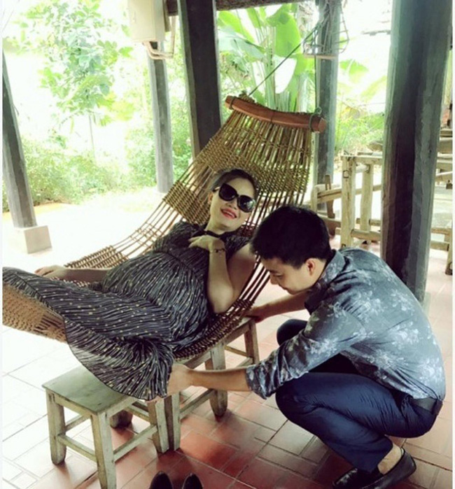 Trong thời gian mang bầu, nữ diễn viên được chồng yêu chiều chăm sóc chu đáo.