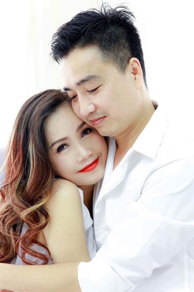 Trong loạt ảnh đời thường, ông xã luôn dành tình cảm yêu thương trìu mến với diễn viên Hoàng Yến.