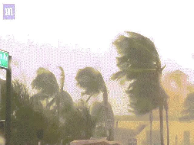 Siêu bão ”quái vật” Irma đổ bộ vào Mỹ, sóng cao 5 mét tạt bờ