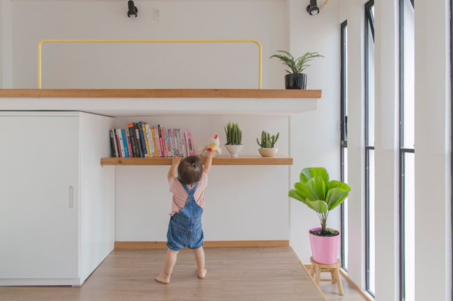 Bên trong những khe sáng này, kiến trúc sư đã lắp một hệ thống cửa kính để chắn bụi, giúp gia chủ dễ dàng điều chỉnh theo ý mình.