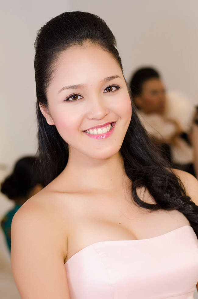 Á hậu Hoàng Anh là gương mặt sáng trong làng giải trí vì nói không với scandal. Gia đình cô cũng sống tại một tập thể.&nbsp;