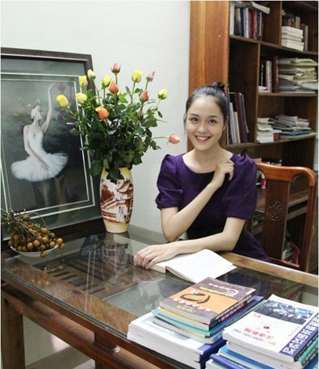 Hoàng Anh thường lưu giữ những đồ vật kỷ niệm trong chiếc tủ của gia đình. Cô cũng rất trân trọng những tập sách có được.