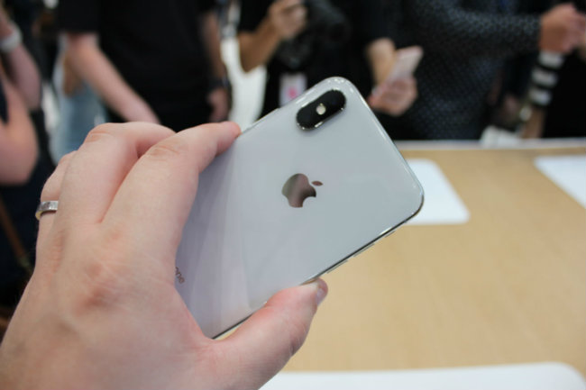 Lưng bằng kính và có camera sau chính.