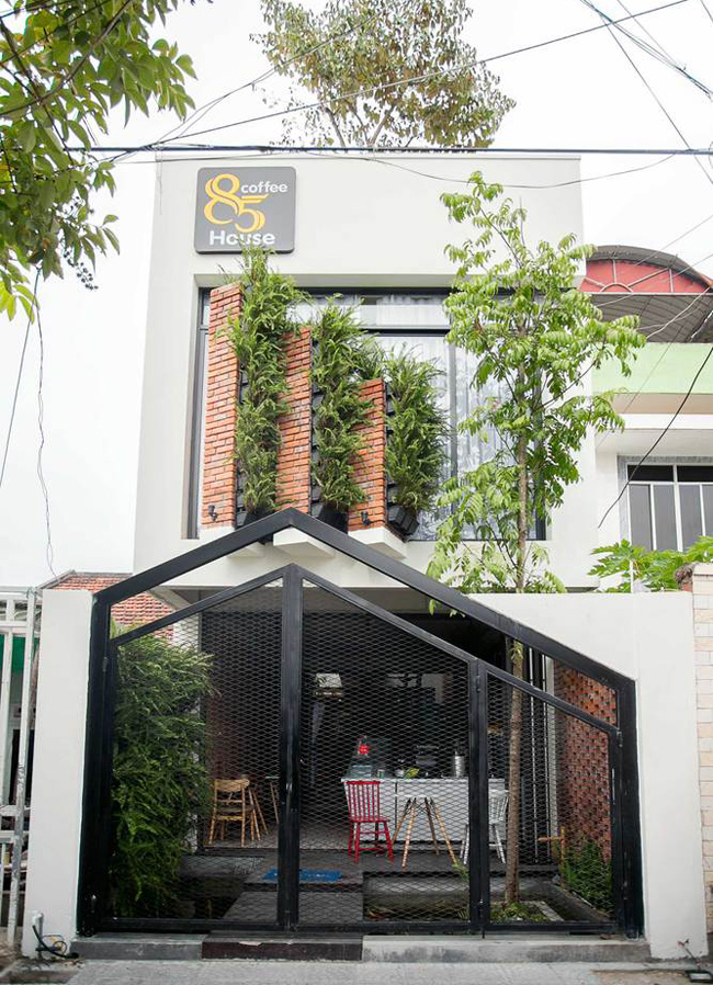 Ngôi nhà ống có vẻ ngoài đặc biệt nổi bật này nằm trên một con phố nhỏ thuộc quận Sơn Trà, Thành phố Đà Nẵng.