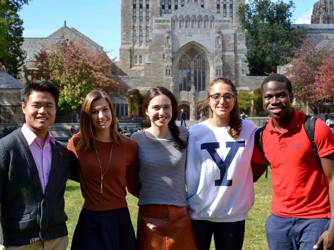 4. Đại học Yale. Điểm đánh giá đồng đẳng 4.8/5 điểm. Tỉ lệ tốt nghiệp năm 2016: 98%.