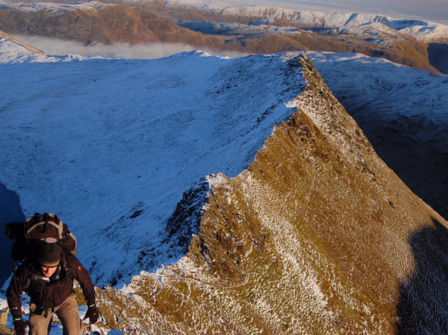 Striding Edge, Anh quốc: Đây là một trong những tuyến&nbsp;đi bộ đường trường khó khăn nhất ở Anh. Đoạn nguy hiểm nhất là dốc dẫn xuống Swirral Edge vì bề mặt đường rất trơn, đặc biệt trong điều kiện thời tiết ẩm ướt.