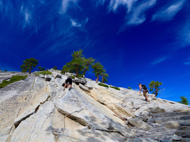 Half Dome, bang California, Mỹ: Hơn 60 người đã thiệt&nbsp;mạng dọc tuyết đường chinh phục khối đá Half Dome. Các trường hợp tử vong phần lớn xảy ra khi bề mặt đá ướt do trời mưa. Mặc dù dây cáp thép được lắp đặt để hỗ trợ người leo núi, nhưng mưa khiến nền đường cực kỳ trơn trượt.