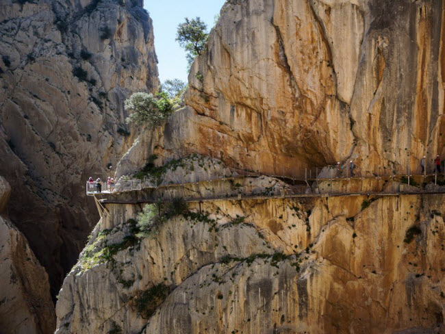 El Caminito del Rey, Tây Ban Nha: Con đường này rất nhỏ và nằm trên vách núi cách mặt đất khoảng 30m. Được xây dựng cách đây 10 năm, nhiều đoạn của cung đường&nbsp;này đã xuống cấp và trở nên cực kỳ huy hiểm với du khách. Tuyến đường đã bị đóng cửa vài năm, sau khi 4 người bị ngã xuống vực vào năm 2000.