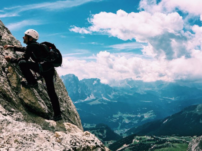 Via Ferrata, Italia và Áo: Cung đường Via Ferrata được quân đội xây dựng trong cuộc chiến tranh thế giới thứ nhất. Chúng chỉ là dây cáp được đính vào vách núi &nbsp;dốc đứng. Mặc dù không có số liệu thông kê chính thức, tuyến đường này đã khiến một số du khách phải bỏ mạng khi chinh phục nó.