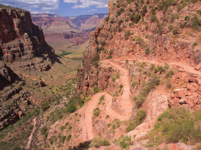 Bright Angel Trail, bang Arizona, Mỹ: Bang Arizona nổi tiếng với thời tiết rất nóng vào mùa hè, khiến lối đi Bright Angel Trail trở nên cực kỳ nguy hiểm trong thời gian này. Du khách có thể tử vong vì đau tim và mất nước.