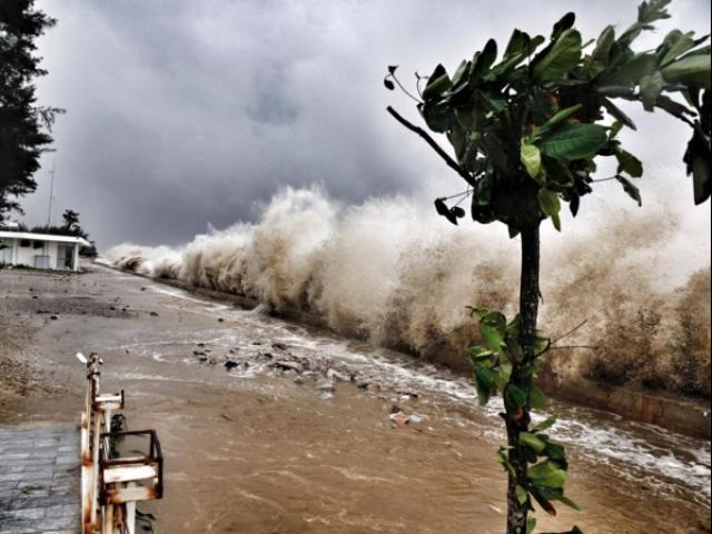 Bản tin thời tiết 15h: Bão số 10 áp sát biên giới Việt-Lào, miền Trung mưa gió điên cuồng