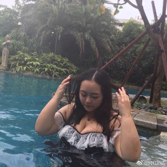 Cô gái trong ảnh là Điềm Điềm - người nổi tiếng với nước da trắng nõn, gương mặt V-line thời thượng và thân hình cực kỳ thon gọn qua những bức ảnh trên mạng xã hội. Và đây là nhan sắc đời thường của cô nàng.&nbsp;