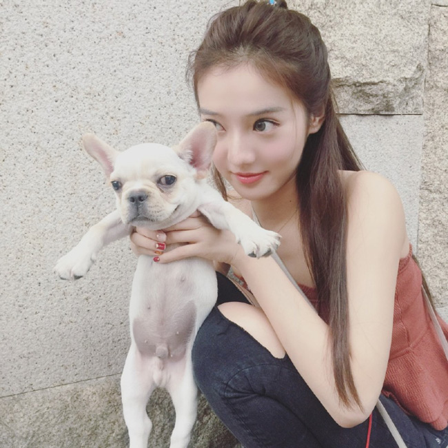 Tuy vậy, khi gỡ bỏ lớp trang điểm, mặt cô nàng lại khá bầu bĩnh và làn da không thật sự ấn tượng.&nbsp;