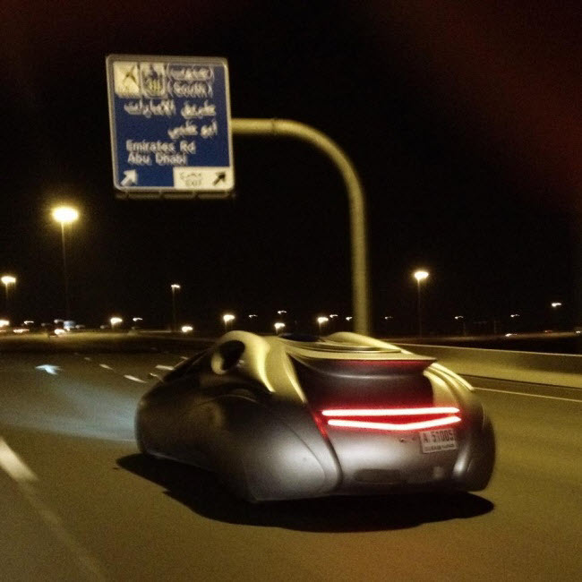 Chiếc ô tô trông như phi thuyền vũ trụ trên đường phố Dubai.