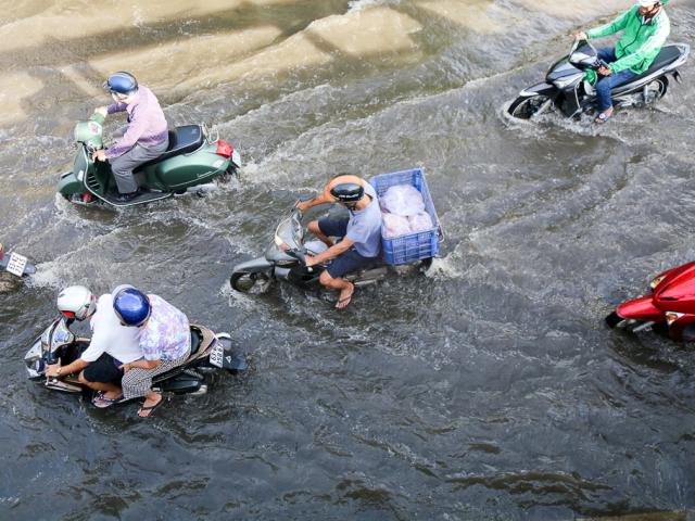 Đường Sài Gòn thành sông, người dân ”bơi” trong ngày đầu tuần