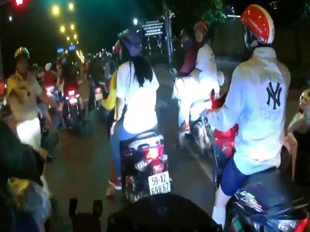 Clip: “Bắn” tiếng Anh với CSGT xong, biker chạy 153km/h