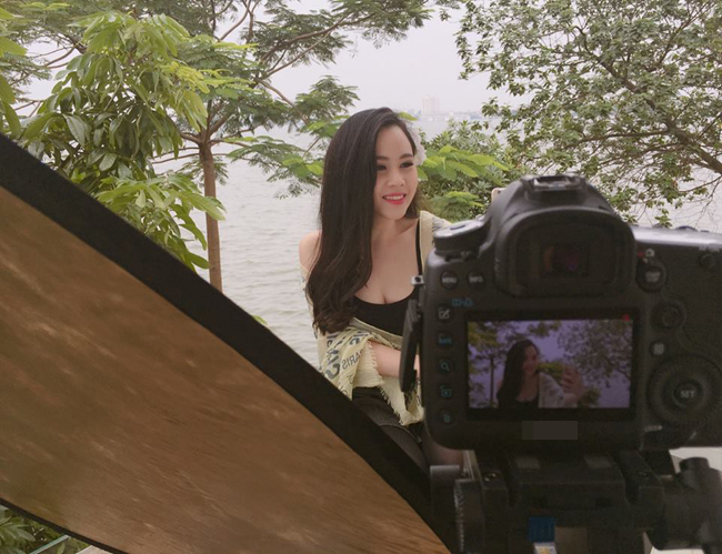 Ngay cả khi thời tiết se lạnh, cô cũng phải diện đồ mỏng manh để quay phim theo yêu cầu của nội dung kịch bản.