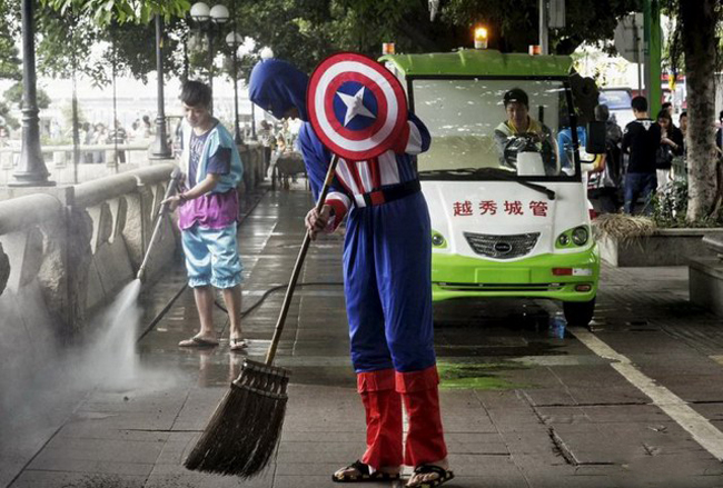 Ồ, &#34;Caption American&#34; còn quét đường giúp người dân cơ đấy.