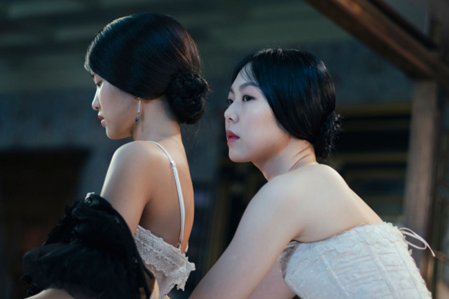 Kim Min Hee khiến người xem đi từ ngạc nhiên này tới ngạc nhiên khác với vai cô chủ yêu đồng tính trong The Handmaiden.

Trong phim, Kim Min Hee và diễn viên trẻ Kim Tae Ri đóng vai cặp đồng tính. Cả hai xuất sắc lột tả được diễn biến tâm lý phức tạp của nhân vật. Kim Min Hee vào vai tiểu thư cô độc còn Kim Tae Ri hóa thân thành kẻ lấy tin mang vỏ bọc cô hầu gái.