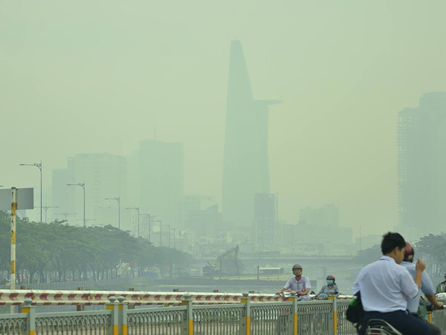 Nhiều tòa nhà ở Sài Gòn ”mất tích” trong sương mù