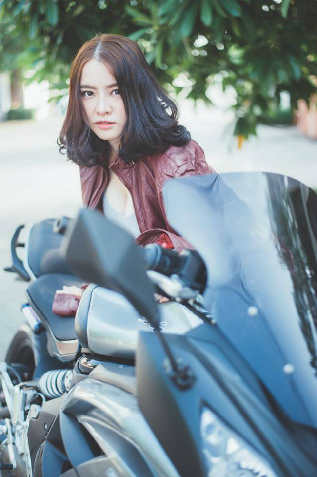 E ấp bên xế khủng.