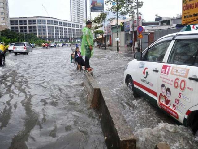 Chưa đầy 15 phút, “quái vật” đã hút sạch nước ngập trên phố Sài Gòn