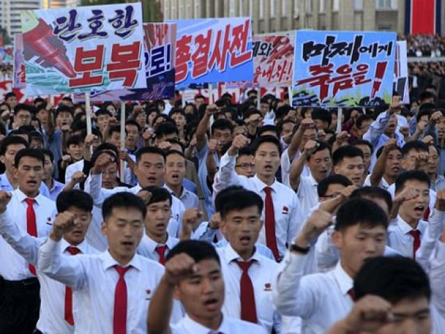Biển người tuần hành cổ vũ ông Kim Jong-un đánh Mỹ