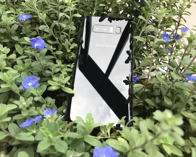 Samsung Galaxy Note 8 mang đến cảm giác vô cùng chắc chắn khi cầm trên tay, không có bất cứ chút cấn tay nào, cho người dùng.