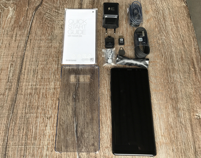 Galaxy Note 8 đi kèm chân sạc, chân chuyển đổi, tai nghe, các đầu mút tai nghe để người dùng có thể thay thế, khay chọc SIM, sách hướng dẫn, và tặng kèm ốp bọc Note 8. Đây là lần đầu tiên Samsung tặng kèm ốp cho người dùng ngay khi khui hộp.