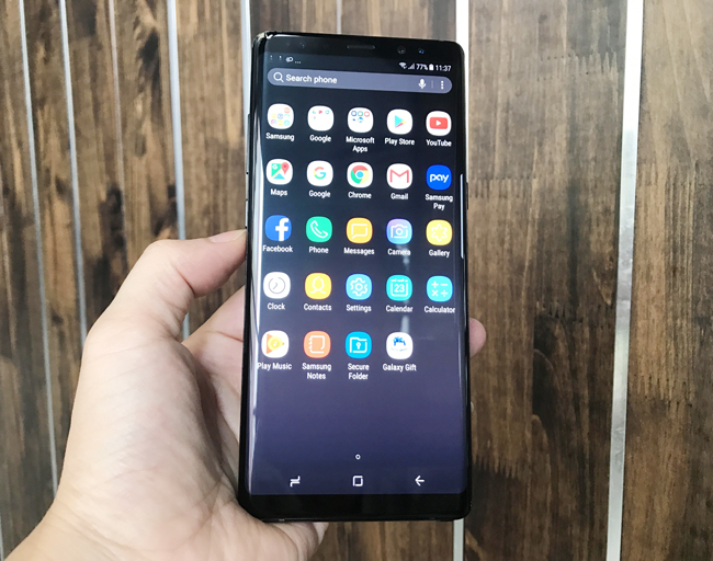 Về ngoại hình, Galaxy Note8 sở hữu thiết kế tương đối giống mẫu Galaxy S8 và Galaxy S8+, ngoại trừ kích thước lớn hơn, và kết hợp cây bút S Pen – một trong những “đặc sản” của dòng Note giúp người dùng dễ dàng phân biệt phablet của Samsung với phablet của các hãng sản xuất khác.