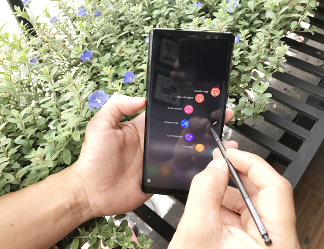 Khi viêc giao tiếp bằng văn bản không thể thể hiện hết ý tưởng của người viết thì tin nhắn Động Live Message sẽ cho phép bạn thể hiện tính cách độc đáo của mình bằng những câu chuyện đặc sắc. Với Galaxy Note8, giờ đây bạn có thể chia sẻ tin nhắn văn bản động hoặc bản vẽ trên các nền tảng hỗ trợ ảnh động GIF &#40;AGIF&#41;. Đó là một cách hoàn toàn mới để tương tác với S Pen – mang đến kết nối sinh động bằng những tin nhắn của bạn.