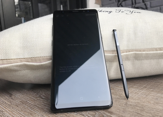 Bút S Pen là một trong những tính năng đặc trưng của dòng Note. Với Galaxy Note8, S Pen được cải tiến để mang đến những phương thức hoàn toàn mới để viết, vẽ, và tương tác với điện thoại cũng như giao tiếp với bạn bè. S Pen có đầu bút mảnh hơn, cải thiện độ nhạy và các tính năng cho phép người dùng thể hiện mình theo những cách mà không có bất kỳ một chiếc bút stylus hoặc điện thoại thông minh nào làm được.