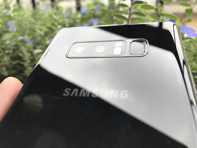 Camera kép mặt lưng có thiết kế phẳng thay vì lồi như trên iPhone X, do đó mang đến cảm giác cao cấp và không bị vướng víu.