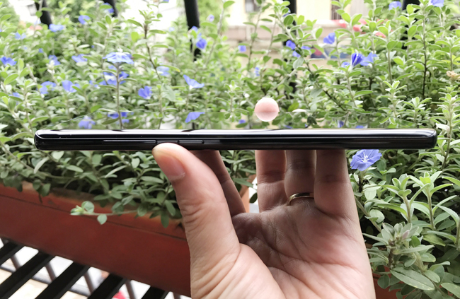Màn hình vô cực Infinity Display của Galaxy Note 8 đã được tiết chế để không chạm tay người dùng khi cầm nắm, nhưng vẫn có được sự sexy và cuốn hút.