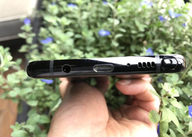 Cạnh dưới là cổng kết nối, giắc cắm tai nghe 3.5mm, dải loa, và vị trí để bút cảm ứng S Pen