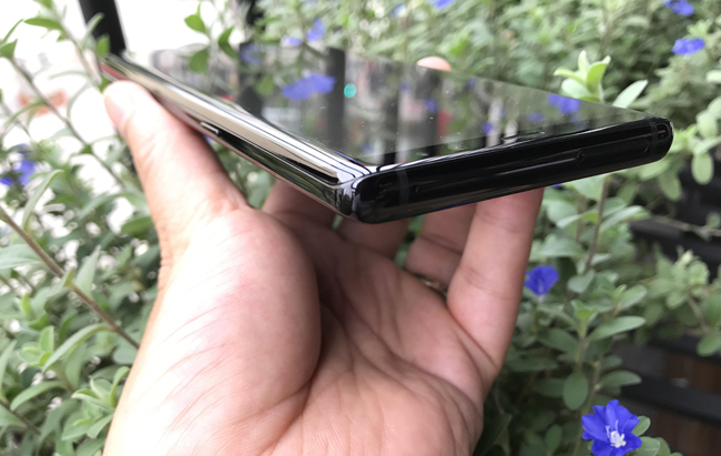 Phiên bản Galaxy Note 8 tại thị trường Việt Nam sử dụng chipset Exynos 8895 do Samsung sản xuất, bộ vi xử lý 8 nhân, có 4 nhân tốc độ 2.35GHz, 4 nhân còn lại tốc độ 1.9GHz Quad, công nghệ 64bit, và cũng đi kèm quy trình 10nm. Cả hai phiên bản này đều có bộ nhớ RAM 6GB, tùy chọn bộ nhớ trong 64GB/128GB/256GB.

Ngoài ra, Note 8 còn hỗ trợ khe cắm thẻ nhớ ngoài MicroSD có khả năng mở rộng &#40;lên đến 256GB&#41;, bạn có thể duyệt, chơi trò chơi và sử dụng tính năng đa nhiệm một cách thoải mái.