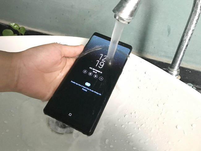 Galaxy Note 8 chống nước tiêu chuẩn IP68 cao nhất.