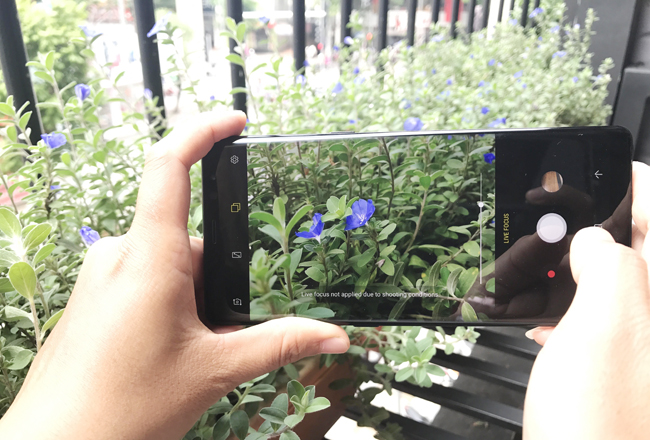 Galaxy Note8 được trang bị camera kép 12MP phía sau với tính năng chống rung quang học &#40;OIS&#41; trên cả ống kính góc rộng và ống kính tele. Cho dù bạn đang di chuyển để khám phá một thành phố mới hoặc chạy bộ quanh sân nhà, OIS vẫn cho phép bạn chụp được những hình ảnh sắc nét.
