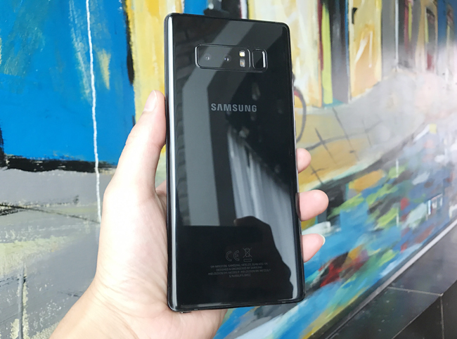 Galaxy Note8 được trang bị viên pin 3,300mAh, hỗ trợ sạc không dây tương thích với WPC và PMA, sạc nhanh tương thích với QC 2.0. Máy chạy hệ điều hành Android 7.1.1, và hứa hẹn sẽ nâng cấp lên phiên bản mới nhất trong thời gian sớm nhất.