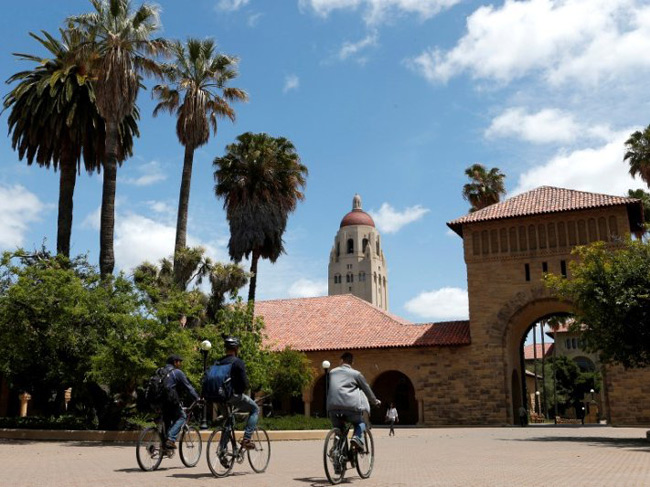 1. Đại học Stanford đệ trình 636 công trình nghiên cứu khoa học trong khoảng thời gian từ 2010 đến 2015. 39.9% trong số đó đã được cấp&nbsp;bằng sáng chế. Các cựu sinh viên nổi tiếng của trường: nhà phát minh, doanh nhân, tỉ phú Elon Musk và nhà đồng sáng lập PayPal, tỉ phú Peter Thiel.