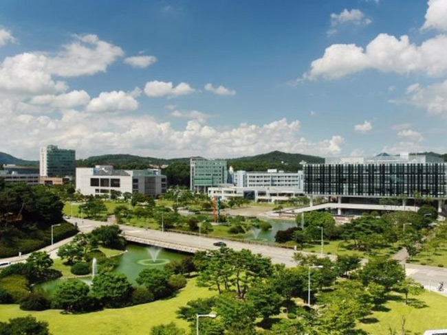 6. Viện Khoa học và Công nghệ Tiên tiến Hàn Quốc đệ trình 923 công trình nghiên cứu khoa học trong khoảng thời gian từ 2010 đến 2015. 82.1 % trong số đó đã được cấp bằng sáng chế. Những cựu sinh viên nổi tiếng bao gồm phi hành gia Yi So-Yeon và Jungju Kimm - người đồng sáng lập công ty game lớn nhất của Hàn Quốc, Nexon.