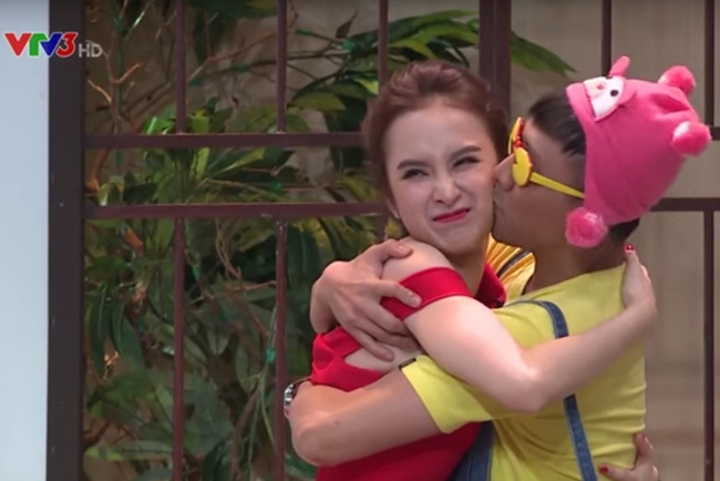 Biểu cảm của Angela Phương Trinh khi bị Trấn Thành hôn cuồng nhiệt trên sân khấu “Ơn giời cậu đây rồi” 2015 tập 1.