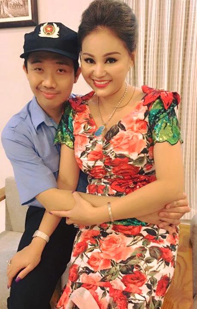 Ngoài đời, anh và diễn viên hài sinh năm 1972 rất thân thiết. Lê Giang ngồi lên đùi đàn em chụp ảnh rất tình tứ.