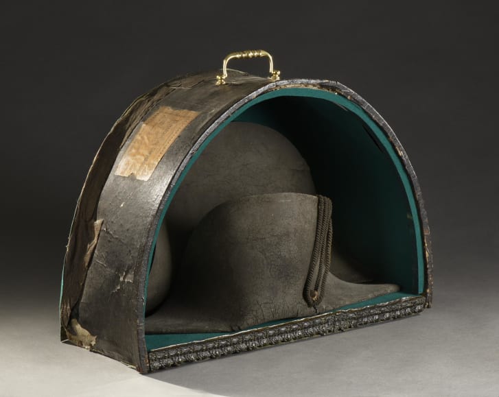 Sốc: Mũ sờn rách không thể dùng được mà có giá bán gần chục tỷ đồng - 2