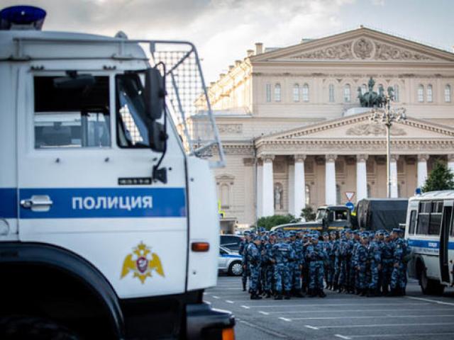Thế giới - Nga triển khai xe tải "quái vật" bảo vệ World Cup